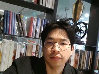 서가 앞에 앉은 정세훈